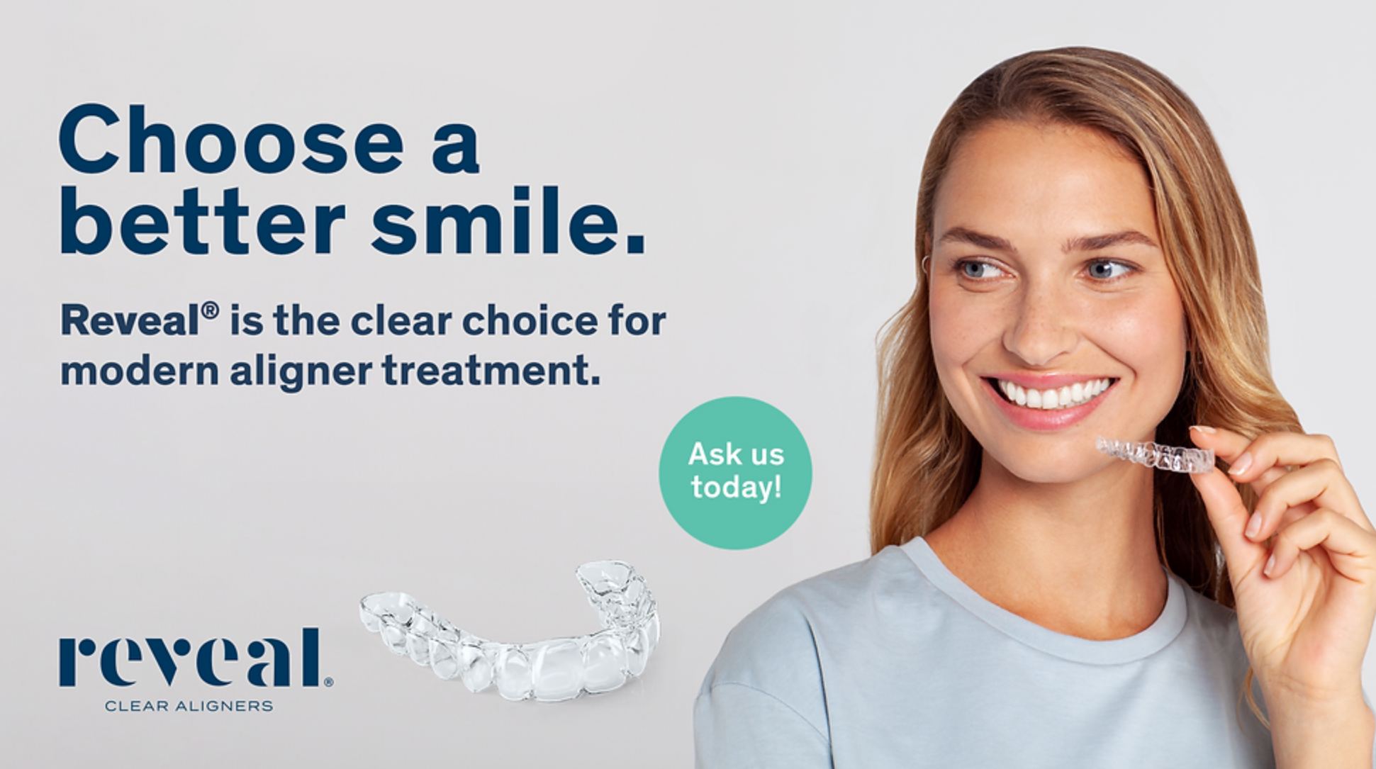 Op de foto glimlacht een jonge vrouw terwijl ze een transparante aligner naast haar tanden houdt, waarbij de bijna onzichtbare beugel duidelijk in beeld is. Dit illustreert hoe een onzichtbaar beugel-systeem met moderne clear aligners het gebit nauwkeurig en comfortabel corrigeert zonder metaal. In de esthetische tandheelkunde en orthodontie wint deze alignerbehandeling snel aan populariteit in tandartspraktijken en bij mondzorgspecialisten. Het beeld onderstreept hoe esthetische gebitsverzorging en professionele orthodontie hand in hand gaan voor een natuurlijke, stralende lach.